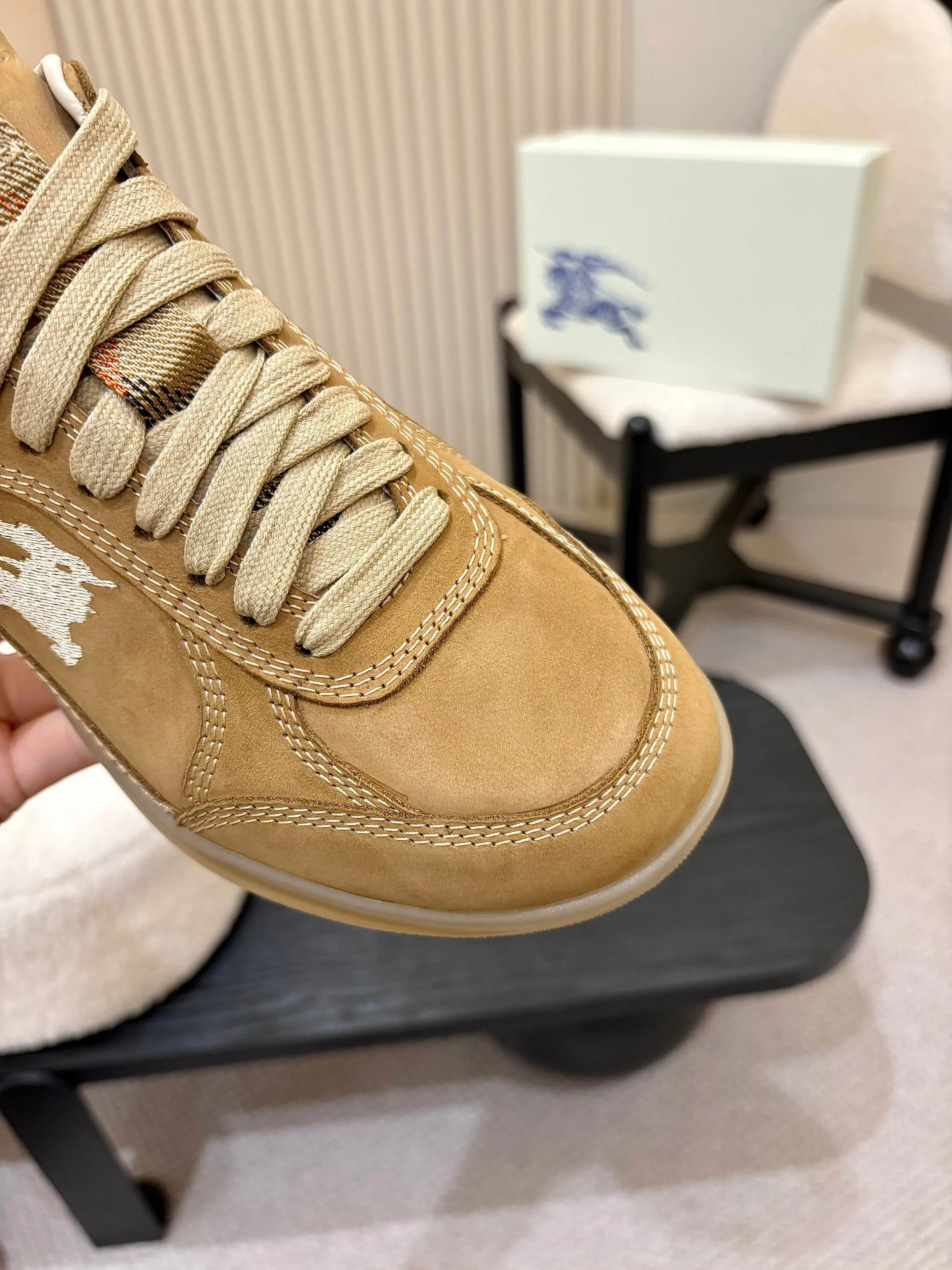 Men's shoes 💰640 Burberry's popular casual sneakers, debuted at the brand's 2025 summer fashion show. Made of refined Italian leather with tonal topstitching details, it's inspired by sporty design. Paired with lightweight soles and Burberry checkered shoe tabs, embellished with embroidery of the brand's Equestrian Knight logo (EKD) ✅Fabric: frosted/grained cowhide ✅Lining: sheepskin ✅Outsole: ultra-light rubber sole ✅Color: black/white/apricot available ✅Size: Men's 39-46 (45, 46 customized)